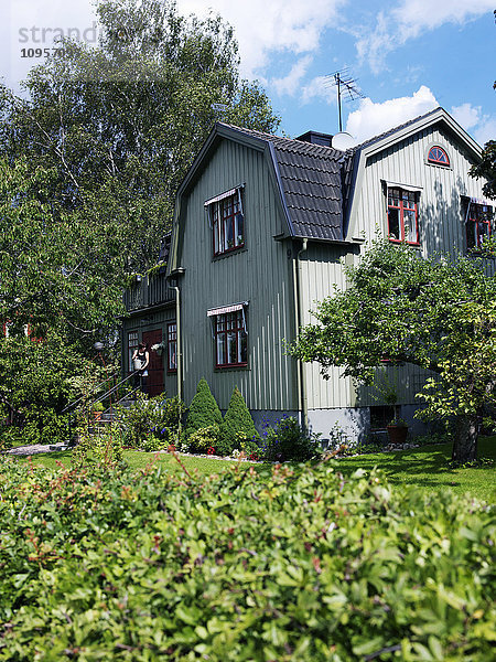 Ein Gewächshaus in einem sonnigen Garten  Schweden.