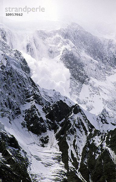 Eine Lawine aus losem Schnee  Passu  Pakistan.