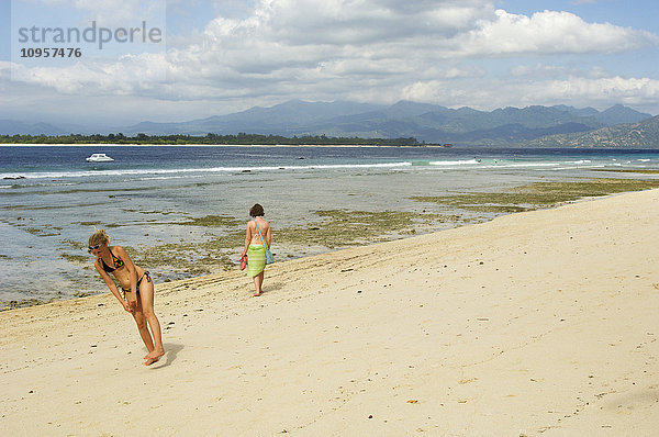 Mädchen am Strand  Indonesien.