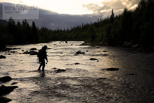Mann beim Angeln in einem Fluss  Schweden.