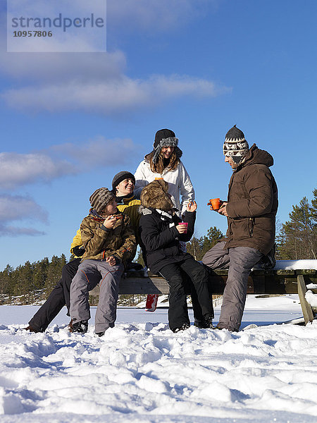 Eine Familie macht eine Pause an einem See  Schweden.