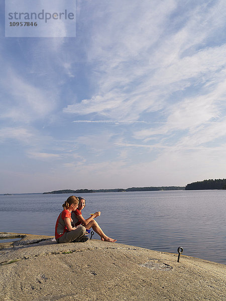 Zwei Frauen beim Frühstück am Meer  Schweden.