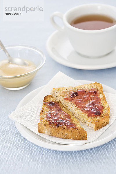 Frühstück mit Toast  Tee und Honig.