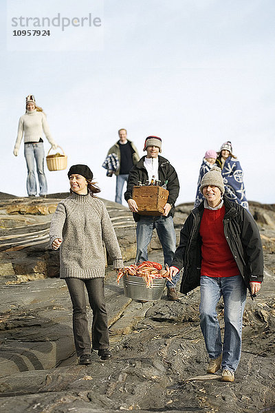 Menschen auf dem Weg zu einem Picknick  Schweden.