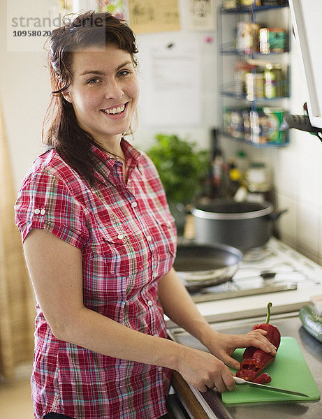 Frau schneidet Pfeffer in einer Küche  Schweden.
