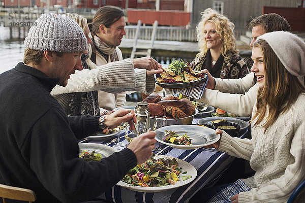 Menschen bei einer Dinnerparty im Freien  Schweden.