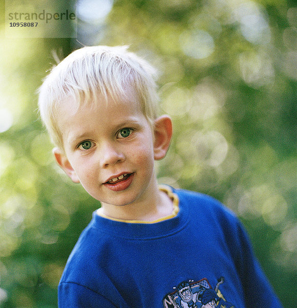 Junge spielt in einem Wald  Schweden.