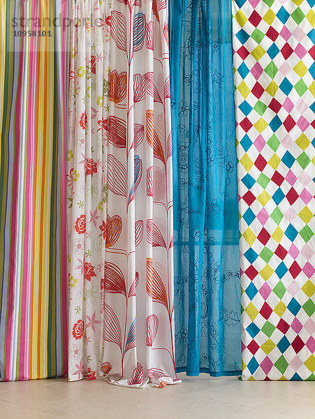 Textilien in verschiedenen Farben und Mustern.