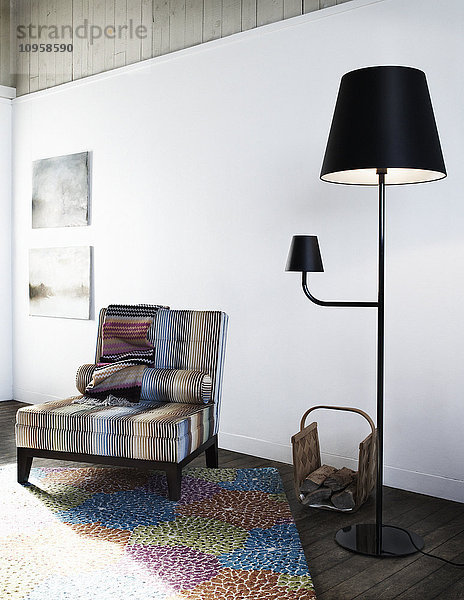 Ein Sessel und eine schwarze Stehlampe  Schweden.