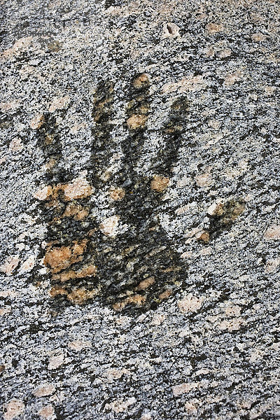 Der Abdruck einer Hand auf einem Felsen  Schweden.