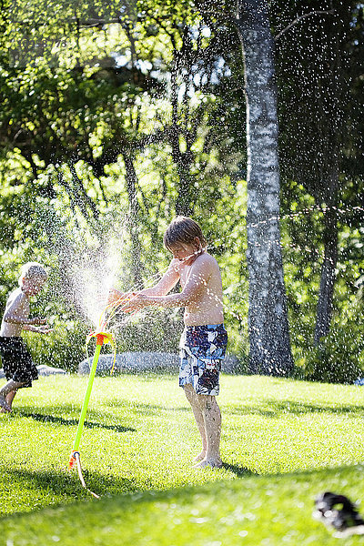 Kinder spielen im Garten  Schweden.