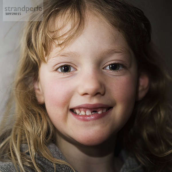 Porträt eines lächelnden Mädchens  Schweden.