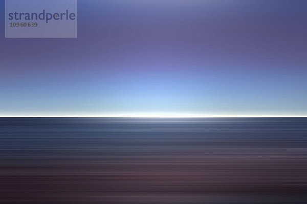 Abstrakter blauer Horizont über dem Meer