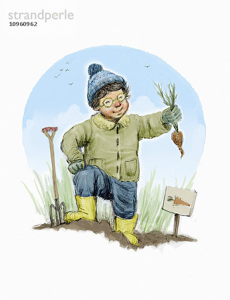 Glücklicher Junge gräbt Möhren im Garten aus