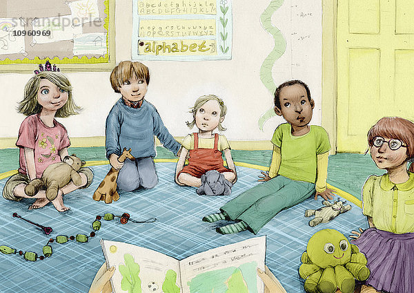 Kindergarten Kinder sitzen auf dem Boden und lauschen einer Geschichte