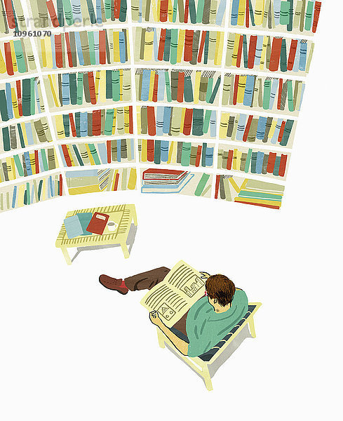 Entspannter Mann liest in der Bibliothek umgeben von Bücherregalen