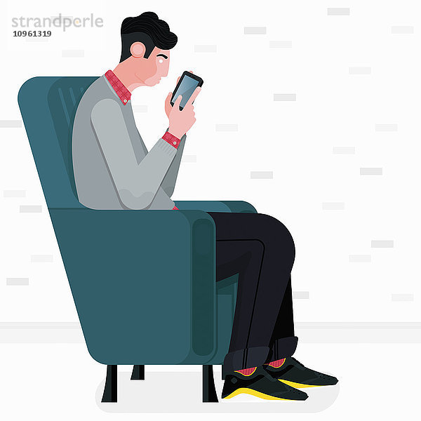 Mann sitzt im Sessel und benutzt ein Smartphone