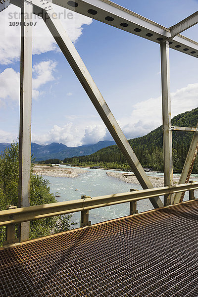 Brücke über den Racing River entlang des Alaska Highway  westlich von Fort Nelson  British Columbia  Kanada  Sommer