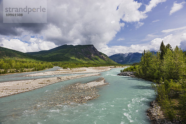 Landschaftlicher Blick auf den Racing River entlang des Alaska Highway  British Columbia  Kanada