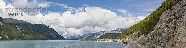 Panoramablick auf den Muncho Lake  Muncho Lake Provincial Park  British Columbia  Kanada  Sommer