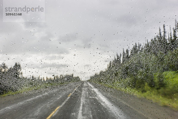 Regen auf einem Fahrzeugfenster auf dem Alaska Highway nördlich von Watson Lake  Yukon Territory  Kanada  Sommer