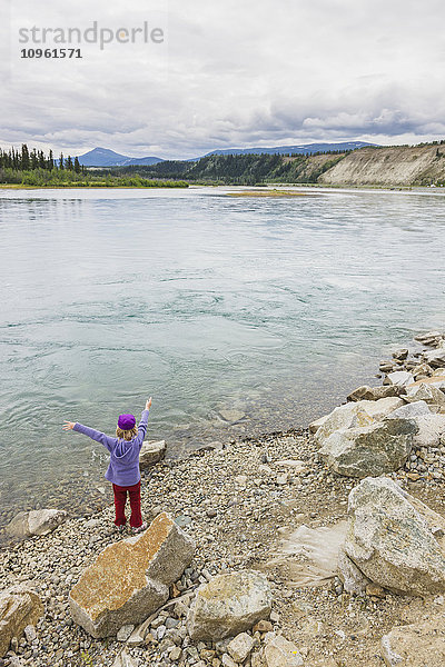 Junges Mädchen spielt am Ufer des Yukon River  Whitehorse  Yukon Territory  Kanada  Sommer