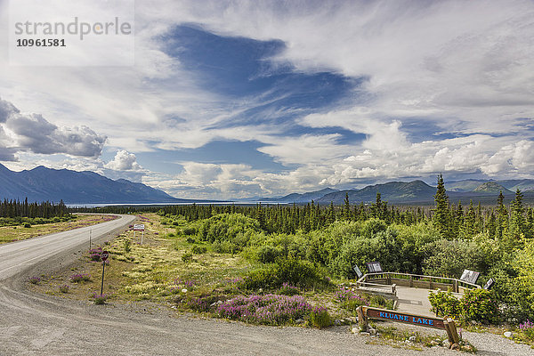 Eine landschaftlich reizvolle Abzweigung und ein Highway-Schild entlang des Alaska Highway  Kluane Lake  nördliches Yukon-Territorium  Kanada  Sommer