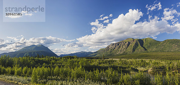 Blick auf den Kluane-See  Yukon-Territorium  Kanada  Sommer