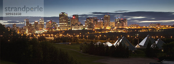 Stadt Edmonton in der Abenddämmerung; Edmonton  Alberta  Kanada'.