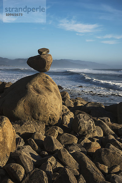 Steine wurden am Neahkahnie Beach ausgewuchtet; Manzanita  Oregon  Vereinigte Staaten von Amerika'.