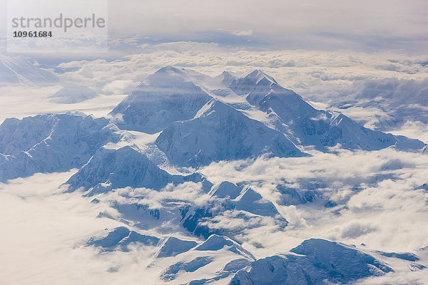 Luftaufnahme des schneebedeckten nordwestlichen Ausläufers des Mt. McKinley  Alaska  Winter  USA