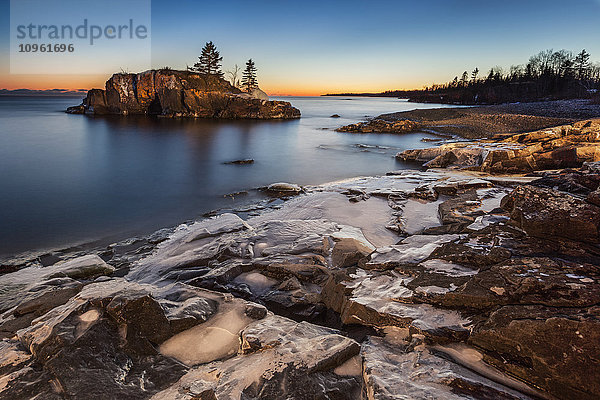 Lake Superior in der Abenddämmerung; Thunder Bay  Ontario  Kanada'.