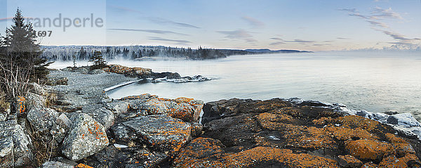 Nebel über dem Lake Superior mit Eis auf den Felsen; Thunder Bay  Ontario  Kanada'.