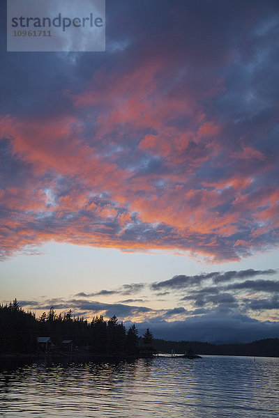 Blick auf die Inside Passage bei Ketchikan bei Sonnenuntergang  Südost-Alaska  Sommer