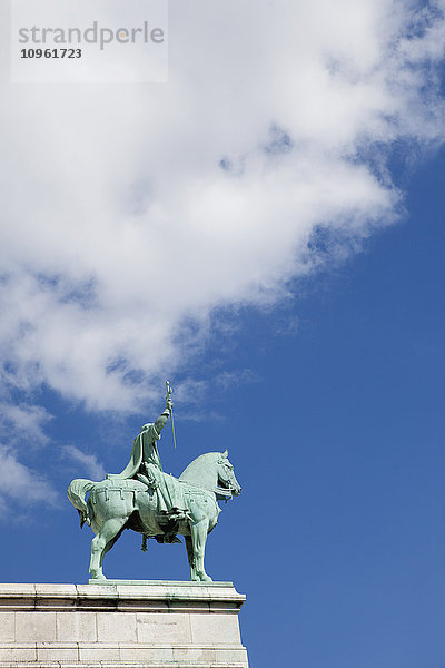 Statue von Pferd und Mann an der Basilika des Heiligen Herzens von Paris; Paris  Frankreich'.