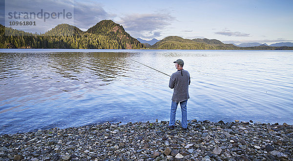 Mann beim Fischen am Ufer der Grice Bay  Pacific National Park; Vancouver Island  British Columbia  Kanada'.