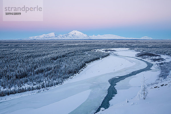 Blick auf die Wrangell Mountains über dem Copper River Valley in der Abenddämmerung  Southcentral Alaska  Winter