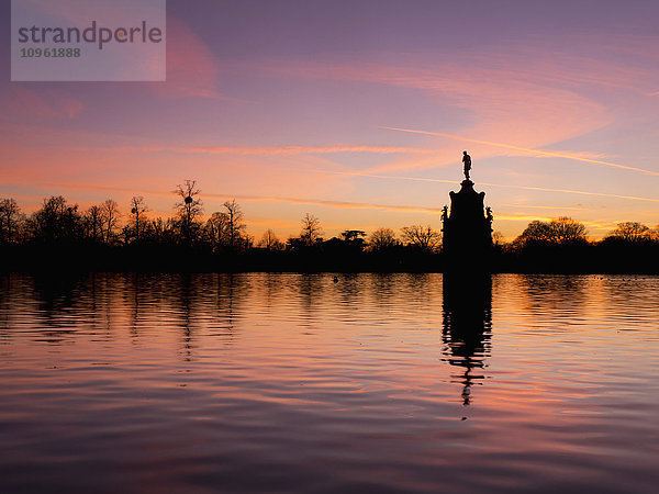 Bushey Park und Springbrunnen bei Sonnenuntergang; London  England'.