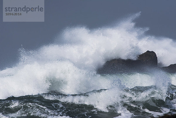 Brandung bricht an den Felsen von Yaquina Head; Newport  Oregon  Vereinigte Staaten von Amerika'.