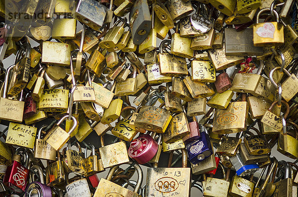 Vorhängeschlösser mit Liebesbotschaften an einer Brücke; Paris  Frankreich'.
