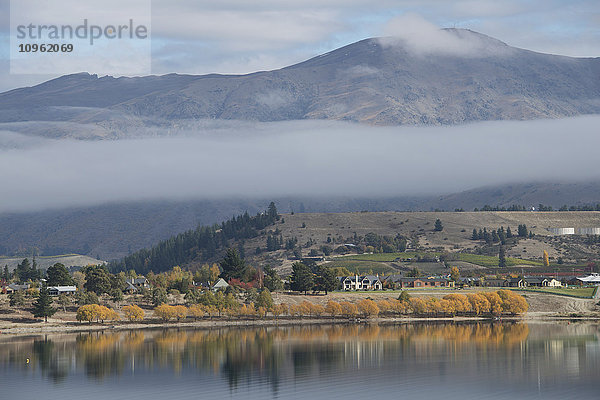 Wolke über einer Bergkette und der Ruataniwha-See im Vordergrund; Canterbury  Neuseeland'.