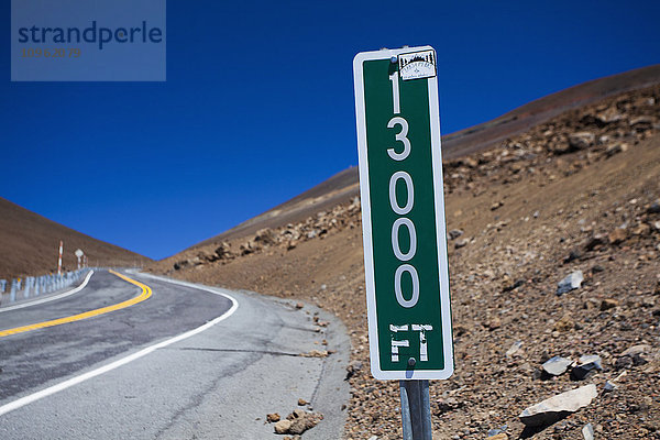 Höhenschild entlang der Straße auf dem Weg zum Mauna Kea; Insel Hawaii  Hawaii  Vereinigte Staaten von Amerika'.