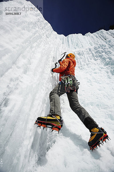 Klettern an einer Eiswand; Saint-Donat  Quebec  Kanada'.