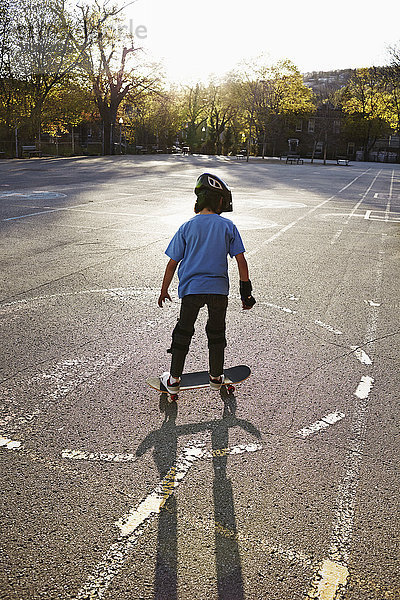 Junge auf einem Skateboard; Montreal  Quebec  Kanada'.