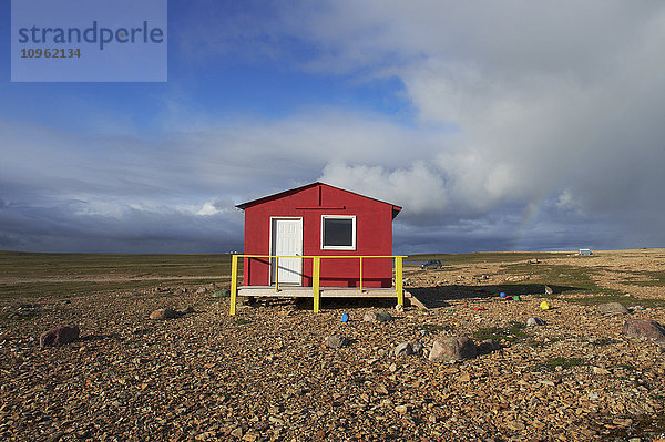 Rote Hütte in der Tundra  Western Arm; Cambridge Bay  Nunavut  Kanada .