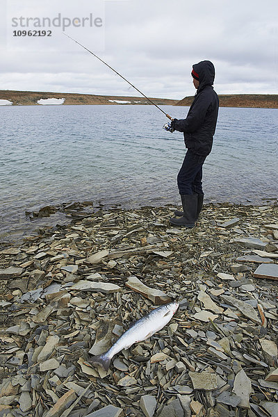 Küstenfischerei im Arktischen Ozean  Westlicher Arm  nahe Cambridge Bay; Nunavut  Kanada .