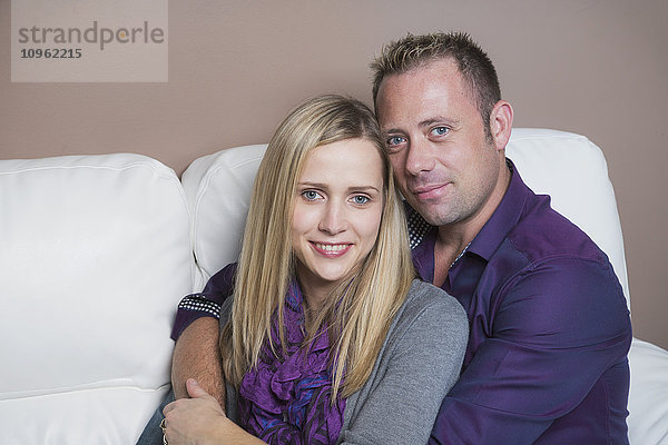 Ehepaar kuschelt auf der Couch  die Frau hat eine Rückenmarksverletzung und ist querschnittsgelähmt; Spruce Grove  Alberta  Kanada'.