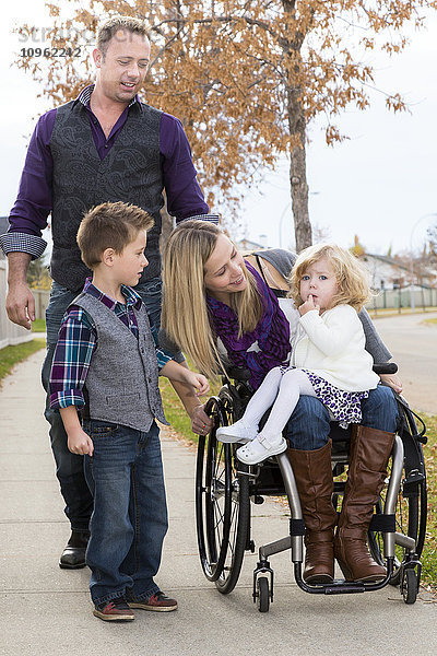 Behinderte junge Mutter verbringt Zeit mit ihrer Familie im Freien; Spruce Grove  Alberta  Kanada