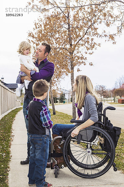 Behinderte junge Mutter verbringt Zeit mit ihrer Familie im Freien; Spruce Grove  Alberta  Kanada