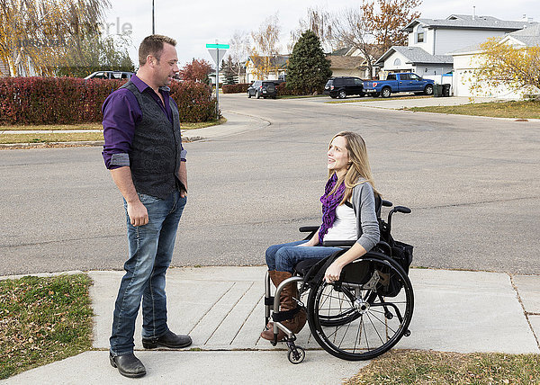 Mann und Frau mit Behinderung verbringen Zeit miteinander im Freien; Spruce Grove  Alberta  Kanada